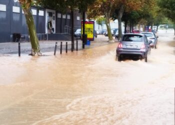 Imagen de la entrada principal del pabellón de es Pratet, ayer, rodeada de agua