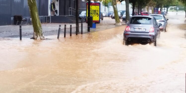 Imagen de la entrada principal del pabellón de es Pratet, ayer, rodeada de agua