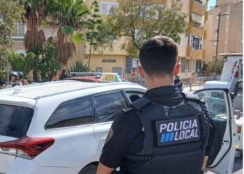 Un policía local frente al vehículo intervenido. / AE