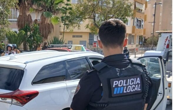 Un policía local frente al vehículo intervenido. / AE