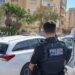 Un policía local frente al vehículo intervenido. / AE