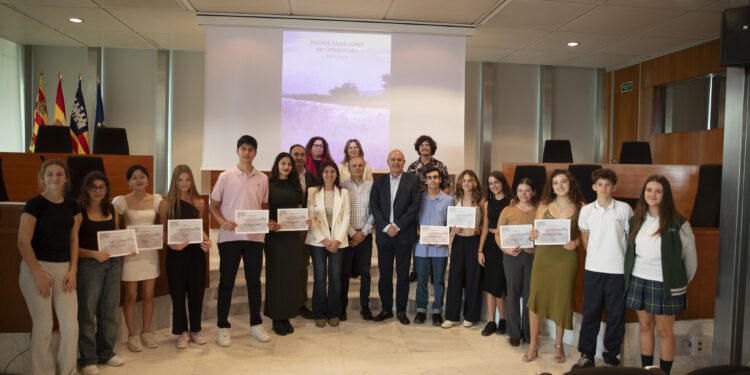 Premiadas, premiados y autoridades, en el acto de entrega de los premios celebrado en el Consell de Ibiza.