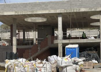 Vista de las obras de ampliación del hotel, que no han parado en todo el verano. / PSOE