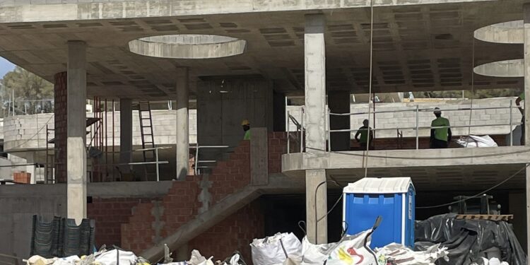Vista de las obras de ampliación del hotel, que no han parado en todo el verano. / PSOE
