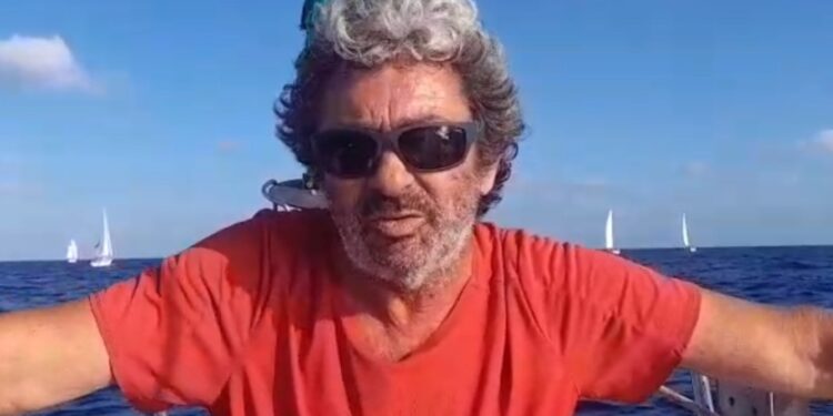 Txarli de la Rubia, hace unos días, a bordo de la Flotilla. / Radio Illa