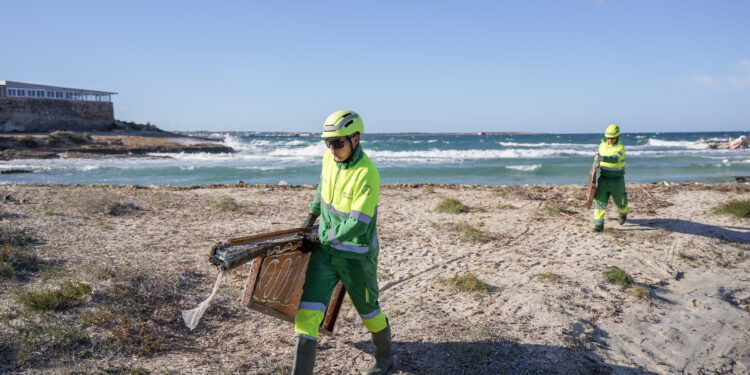 Los trabajadores retiran los restos de la embarcación. / CIF