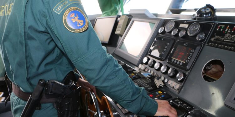 La Guardia Civil del Mar consiguió rescatar al desaparecido ya en alta mar.