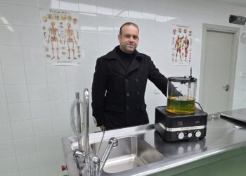 Iván Córdoba, de Pompas Fúnebres Ibiza, en la sala de autopsia y tanatopraxia, junto a la máquina de embalsamamiento.