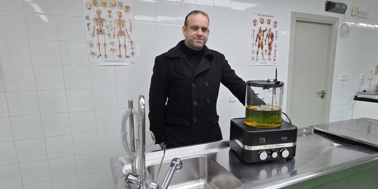 Iván Córdoba, de Pompas Fúnebres Ibiza, en la sala de autopsia y tanatopraxia, junto a la máquina de embalsamamiento.