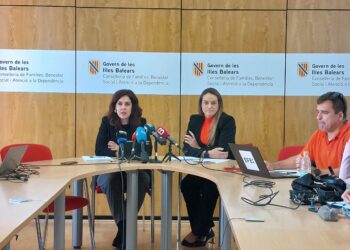Rueda de prensa de la consellera del área, Sandra Fernández, quien ha denunciado la "caótica gestión" y "falta de supervisión" de estas ayudas durante el mandato de Fina Santiago (Més per Mallorca) en la anterior legislatura.