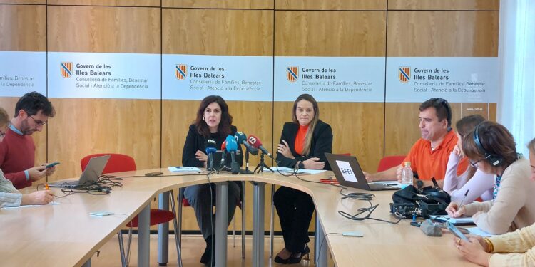 Rueda de prensa de la consellera del área, Sandra Fernández, quien ha denunciado la "caótica gestión" y "falta de supervisión" de estas ayudas durante el mandato de Fina Santiago (Més per Mallorca) en la anterior legislatura.