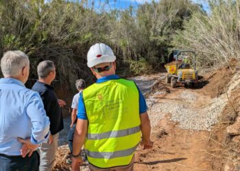 Uno de los trabajos de limpieza de torrentes. / CAIB