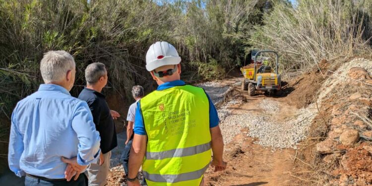 Uno de los trabajos de limpieza de torrentes. / CAIB