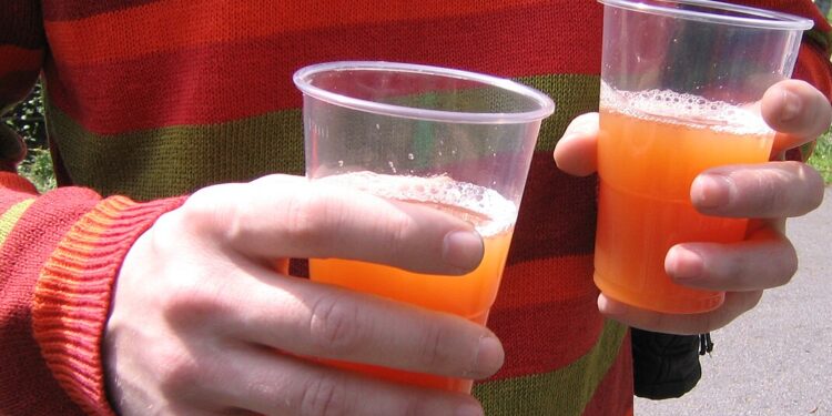 Imagen de un chico haciendo botellón. Archivo Flickr B.D.