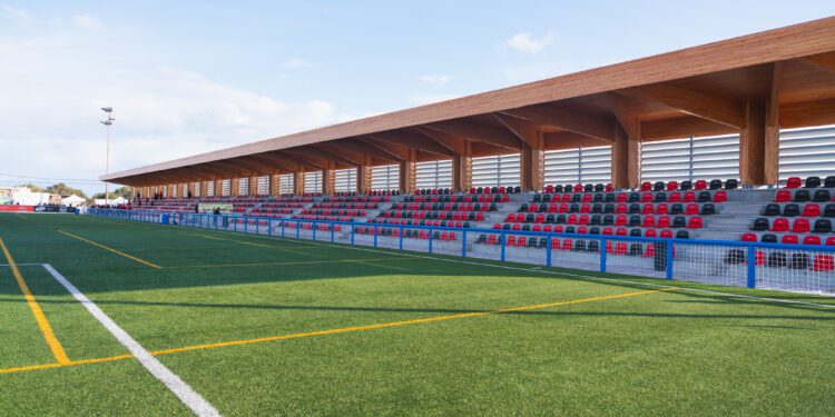 El campo municipal de fútbol estará conectado a la red de agua potable al finalizar estos trabajos. / CIF