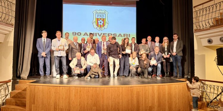 Foto de familia con todos los homenajeados. / SCR Penya Deportiva