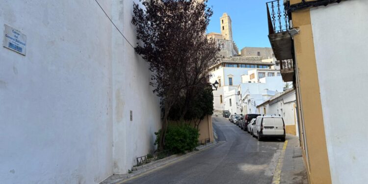 Imagen de la calle General Balanzat, en Dalt Vila. / AE