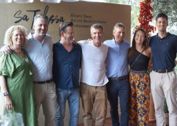 Los hermanos Marí Washbourne, en una imagen con otros empresarios de Ibiza:  De izquierda a derecha Sara Marí, Javier Marí, Pedro Matutes, Marc Rahola, Marcos Marí, Ana Bigas y Alonso Marí. Foto Noudiari.es M.T.