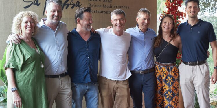Los hermanos Marí Washbourne, en una imagen con otros empresarios de Ibiza:  De izquierda a derecha Sara Marí, Javier Marí, Pedro Matutes, Marc Rahola, Marcos Marí, Ana Bigas y Alonso Marí. Foto Noudiari.es M.T.