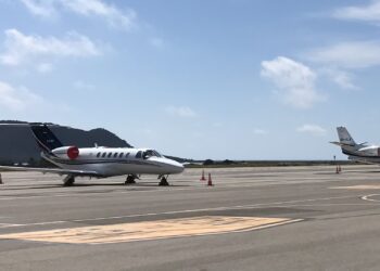 Dos jets privados en la pista del aeropuerto de Ibiza. Foto L. F. A. Noudiari.es