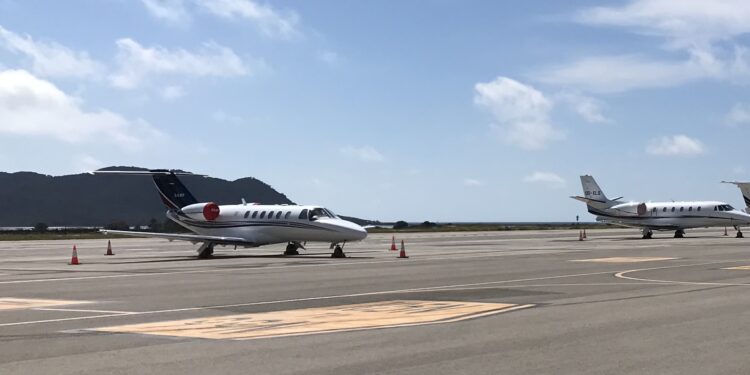 Dos jets privados en la pista del aeropuerto de Ibiza. Foto L. F. A. Noudiari.es