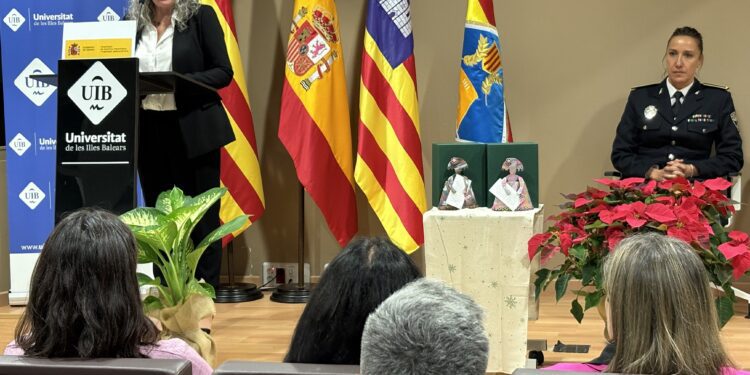 Ángeles Gallarda se dirige a los asistentes mientras Pilar Daviu la escucha. / Ayuntamiento de Eivissa