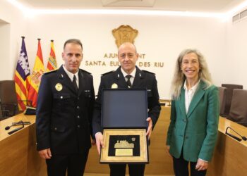 Félix Julio Valverde Olivares, a la izquierda de la imagen, en 2024 durante la toma de posesión de su cargo en sustitución de Juan Carlos Mora, en el centro de la imagen en la que aparece también la alcaldesa Carmen Ferrer.