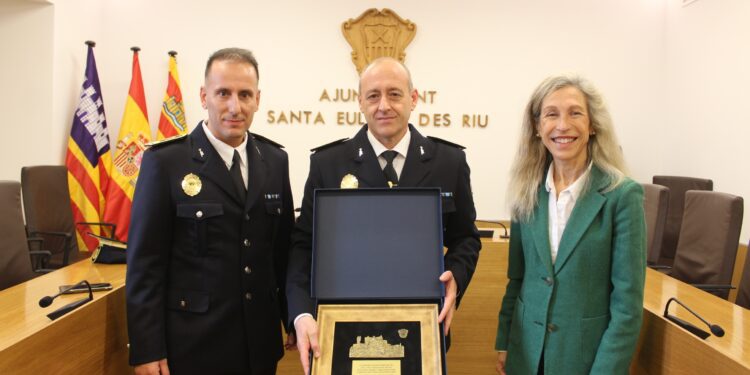 Félix Julio Valverde Olivares, a la izquierda de la imagen, en 2024 durante la toma de posesión de su cargo en sustitución de Juan Carlos Mora, en el centro de la imagen en la que aparece también la alcaldesa Carmen Ferrer.