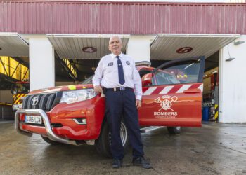 Miguel Sevilla, en su último día de trabajo, posa en el Parque Insular de Bomberos, / Noudiari