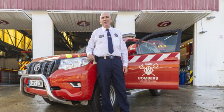 Miguel Sevilla, en su último día de trabajo, posa en el Parque Insular de Bomberos, / Noudiari