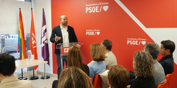 Vicent Roselló en un comité del PSOE.