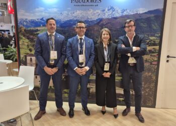 En el centro de la imagen el alcalde de Ibiza, Rafael Triguero, y la presidenta de Paradores, Raquel Sánchez. / AE