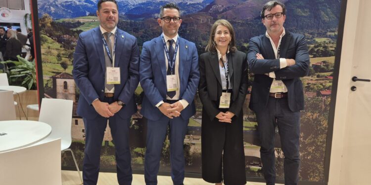 En el centro de la imagen el alcalde de Ibiza, Rafael Triguero, y la presidenta de Paradores, Raquel Sánchez. / AE