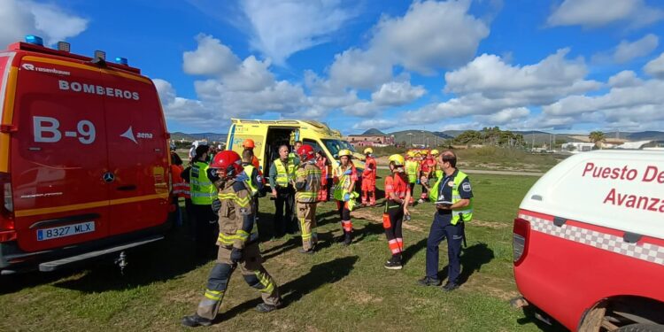 Una imagen del simulacro en el aeropuerto de Ibiza facilitada por Aena.