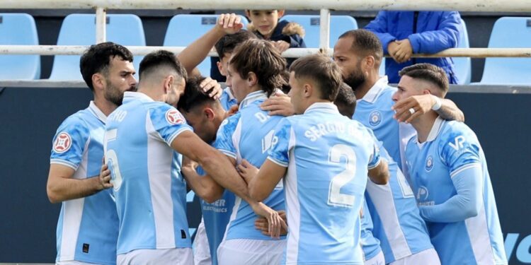 Los jugadores de la UD Ibiza celebran la consecución del primer gol ante el Algeciras