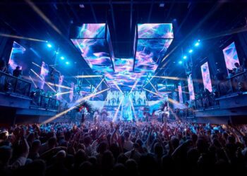 UNVRS durante una actuación de David Guetta