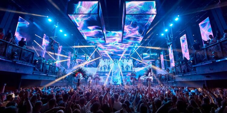 UNVRS durante una actuación de David Guetta