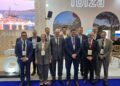 Foto de familia de los políticos en el espacio de Ibiza en la WTM. / CIE