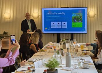 Vicent Marí explica las políticas turísticas de la isla a los asistentes. / CIE
