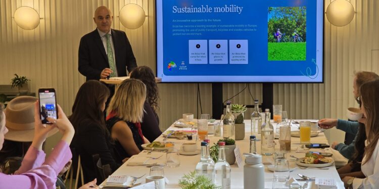 Vicent Marí explica las políticas turísticas de la isla a los asistentes. / CIE