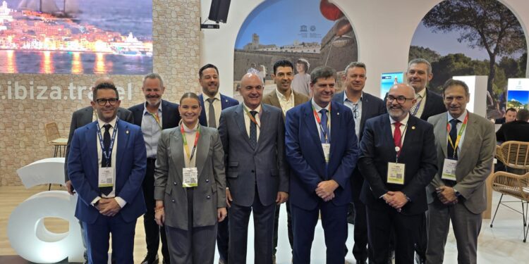 Foto de familia de los políticos en el espacio de Ibiza en la WTM. / CIE