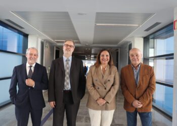 La consellera de Salud, Manuela García, junto a tres de los cuatro gerentes de esta década, Enrique Garcerán, Ignasi Casas y Pep Balanzat.