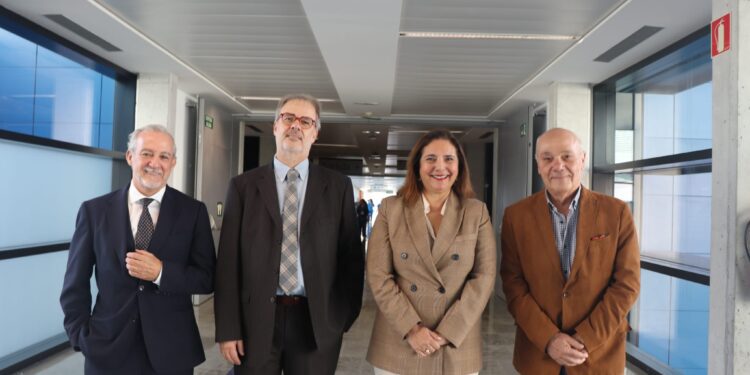 La consellera de Salud, Manuela García, junto a tres de los cuatro gerentes de esta década, Enrique Garcerán, Ignasi Casas y Pep Balanzat.