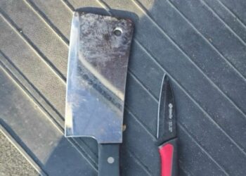 Los dos cuchillos que portaba la mujer en el momento de los hechos, sucedidos en Cala Llonga, Santa Eulària.