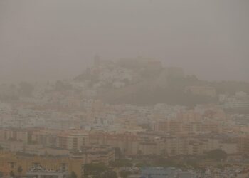 Vila cubierta por la calima, desde el mirador de Cas Mut. / Noudiari