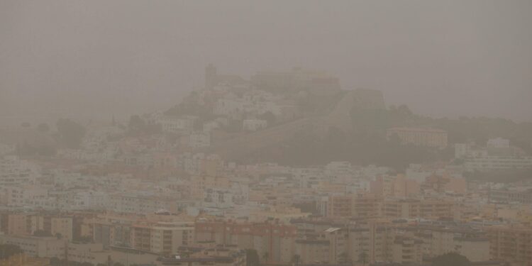 Vila cubierta por la calima, desde el mirador de Cas Mut. / Noudiari