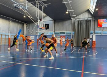 Los jugadores naranjas defienden un ataque rival.