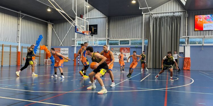 Los jugadores naranjas defienden un ataque rival.