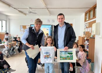Momento de entrega del diploma a la niña finalista. / Aqualia