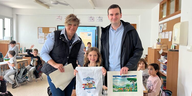 Momento de entrega del diploma a la niña finalista. / Aqualia